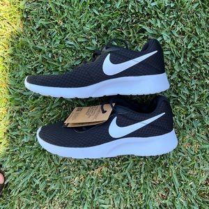 Nike Tanjun Black/White Running Shoe